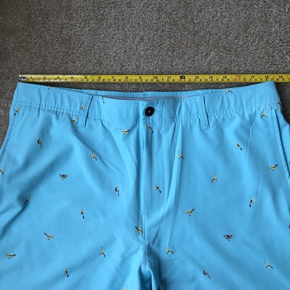 Under Armour Men’s 38 Golf Printed Storm Shorts in Light Blue w/Yellow Birds - Picture 8 of 14